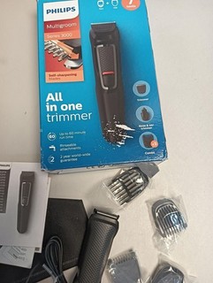 Philips 7 in 1 All In One Trimmer Series 3000 Grooming Kit for Beard & Hair wit