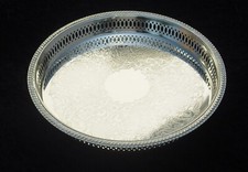 Galerie Tablett versilbert 28 cm mit Ziselier...