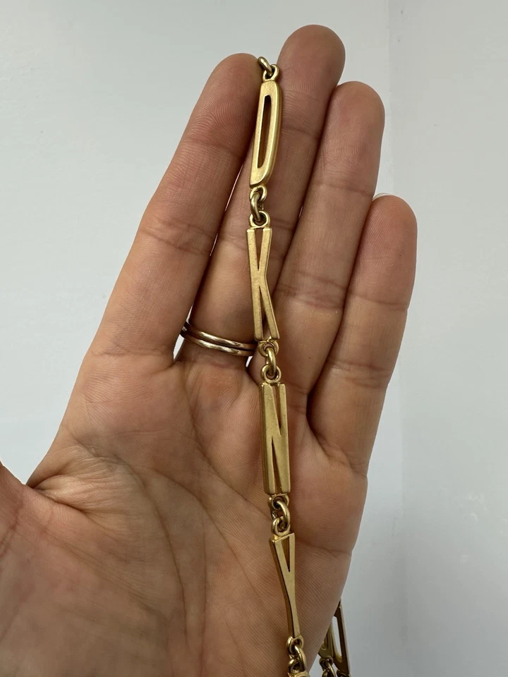 Collar vintage DKNY 80’s RARO tapa botella en capas deletreado tono dorado para mujer’s Foto 2 de 4