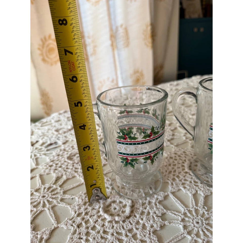 Набор из 2 винтажных рождественских стеклянных кружек на ножках Holly праздничная посуда - Изображение 4 из 4