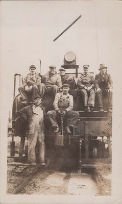 1910s Photo of 7 Railroad Workers Posed on Steam Locomotive Pilot at Yard