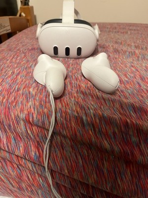 Oculus Quest 3 w/(case and charger) 