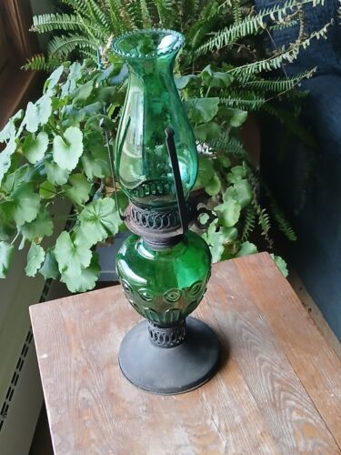 Vintage 16" Tall Oil/Kerosene Green Glass & Globe Hurricane Lamp - Photo 1 sur 5