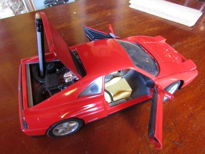1/18 Diecast Modell . MIRA FERRARI 348 .RADVERBINDUNG DEFEKT .CHROM SCHLECHT .