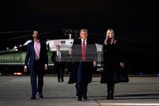 PRESIDENT DONALD TRUMP LEAVING MARINE ONE WITH IVANKA AND DONALD JR. 4X6 PHOTO