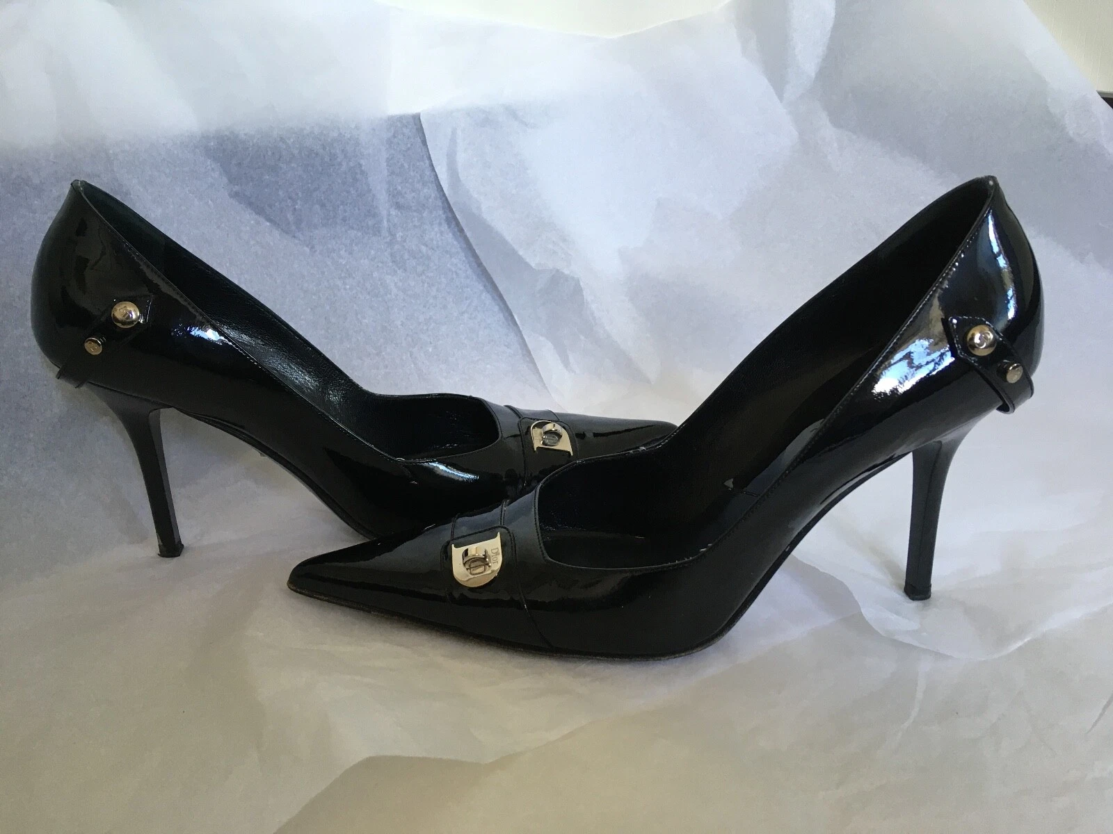 CHAUSSURES AIGUILLES DIOR CUIR VERNI NOIR LOGO ARGENTÉ DEVANT ET CÔTÉ EU 38 / UK 5