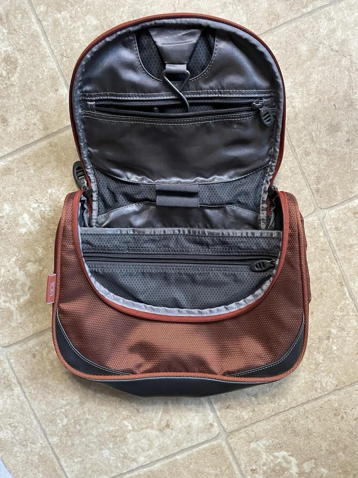 Bolso de Mano Tumi Tech Naranja y Gris Multi Bolsillo Cierre con Cremallera Foto 3 de 3