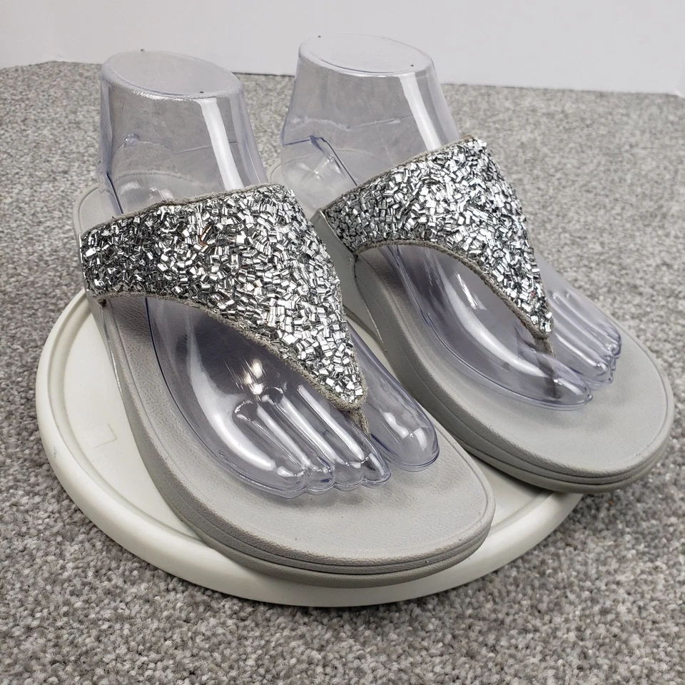 Sandália FitFlop Lulu prata cintilante enfeite de contas tanga anabela feminina tamanho 8 - Imagem 2 de 4