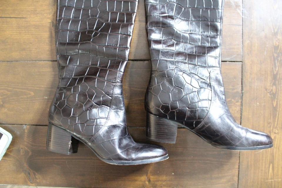 Botas hasta la rodilla de cuero de cocodrilo marrón Elie Tahari talla 7,5/38 Foto 3 de 4