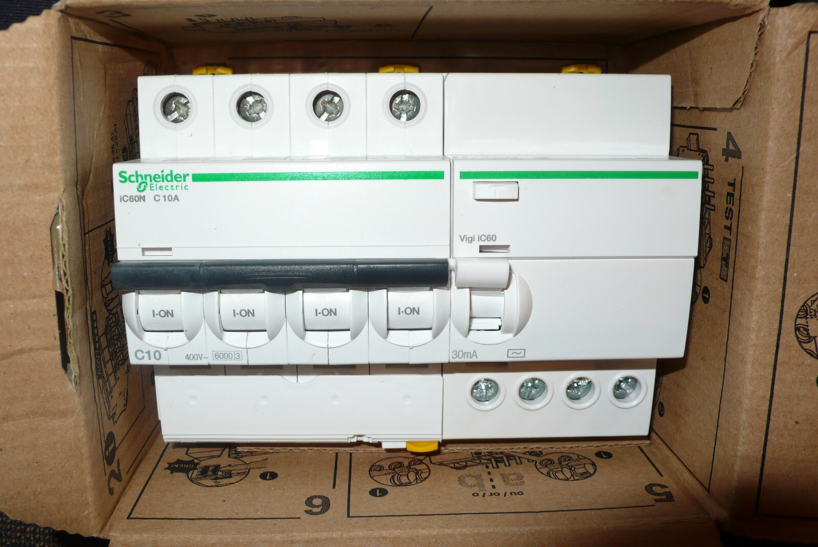 Disjoncteur A9F77410 Schneider Electric, l'excellence de la protection tétrapolaire