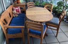 Tisch und 4 Stühle aus massivem Holz ein Stuhl mit Armlehne