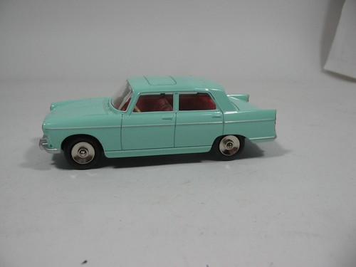 1/43 DINKY TOYS ATLAS 553 Peugeot 404 LightBlue