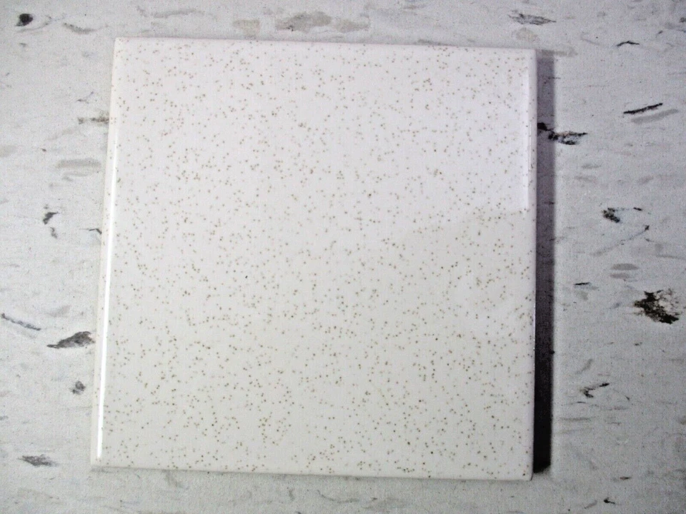 1 azulejo de parede pés Flórida EUA cerâmica 4-3/8" marrom brilhante salpicado em off white 1970 - Imagem 4 de 4