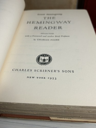 5 Vintage Old Worn book lot Red Gold Maroon Decor Shelf Prop Staging Hemmingway - Foto 7 di 20