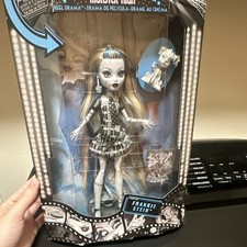 Mattel Monster High Frankie Stein Reel Drama Doll Black  White 11in Accessories
