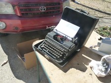 Underwood Universal Manual Portable Typewriter w Hard Case and New Ribbon thumbnail