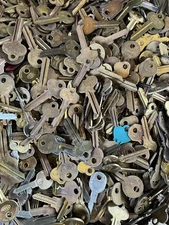 Lot of 85 piece Misc. Vintage Uncut Keys in Brass Aluminum Nickel Mix
