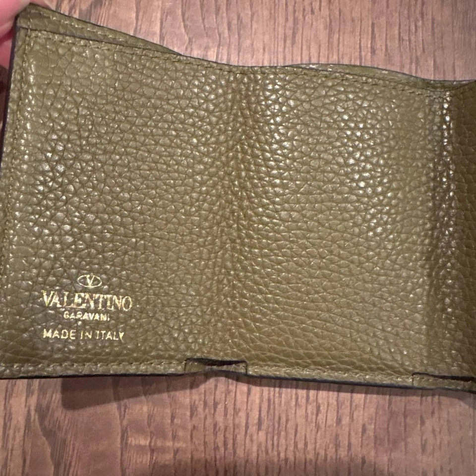 Valentino Mujer Cartera Triple Plegable Mini Rock Tachuelas Verde Edición Limitada Muy Buen Estado Popular Foto 3 de 4