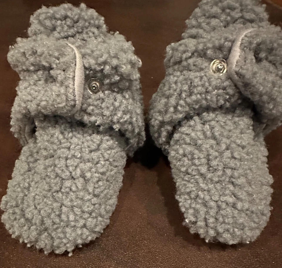 Lote mixto de botines, sombrero Gap, mitones -6-12 meses unisex  Foto 3 de 4