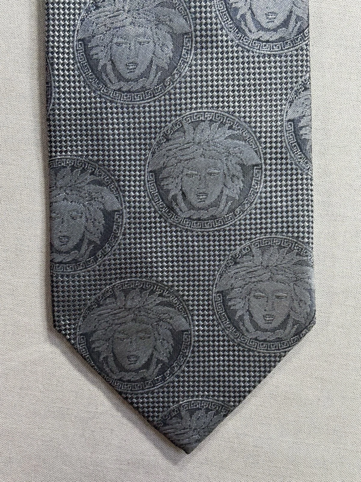 Cravatta abito uomo Gianni Versace Medusa monogramma blu grigio