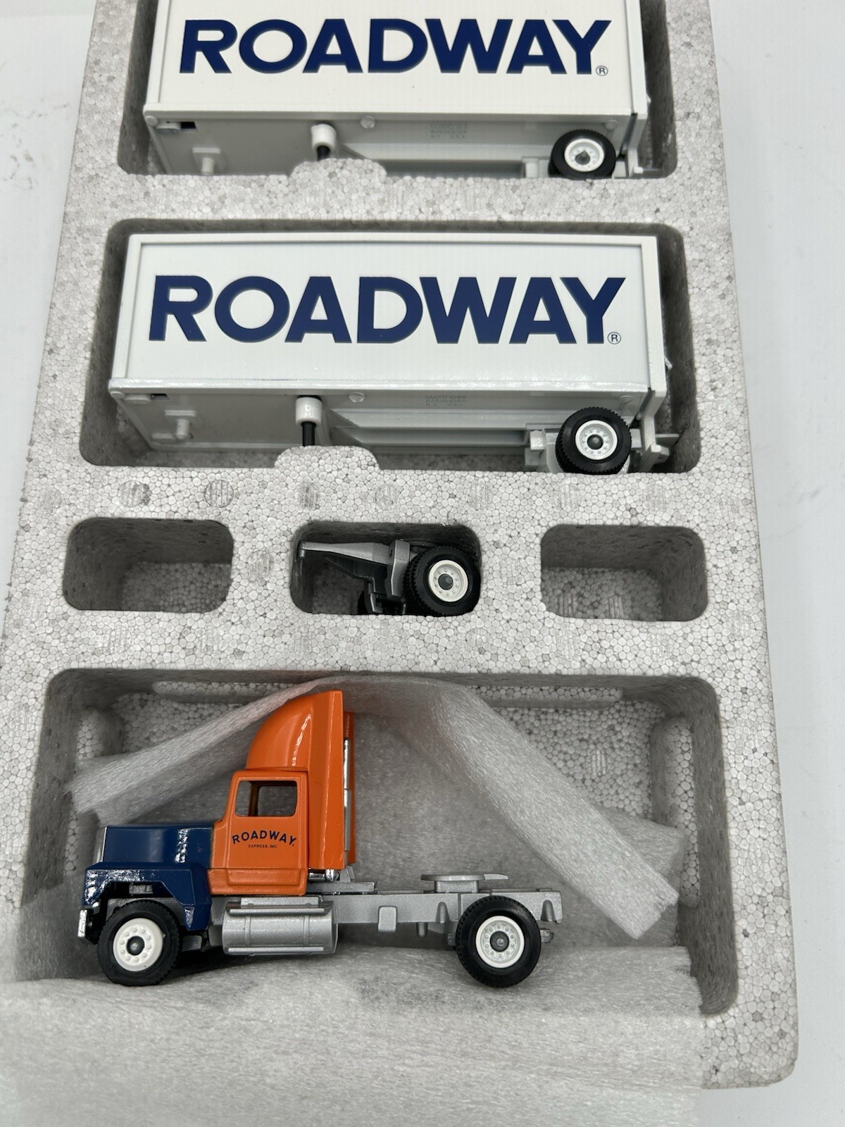 1986 Winross Roadway Doubles Semi Truck Model