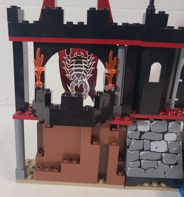 Lego 8802 Knights Kingdom: Dark Fortress Landing 8802 Castle and Boat Set