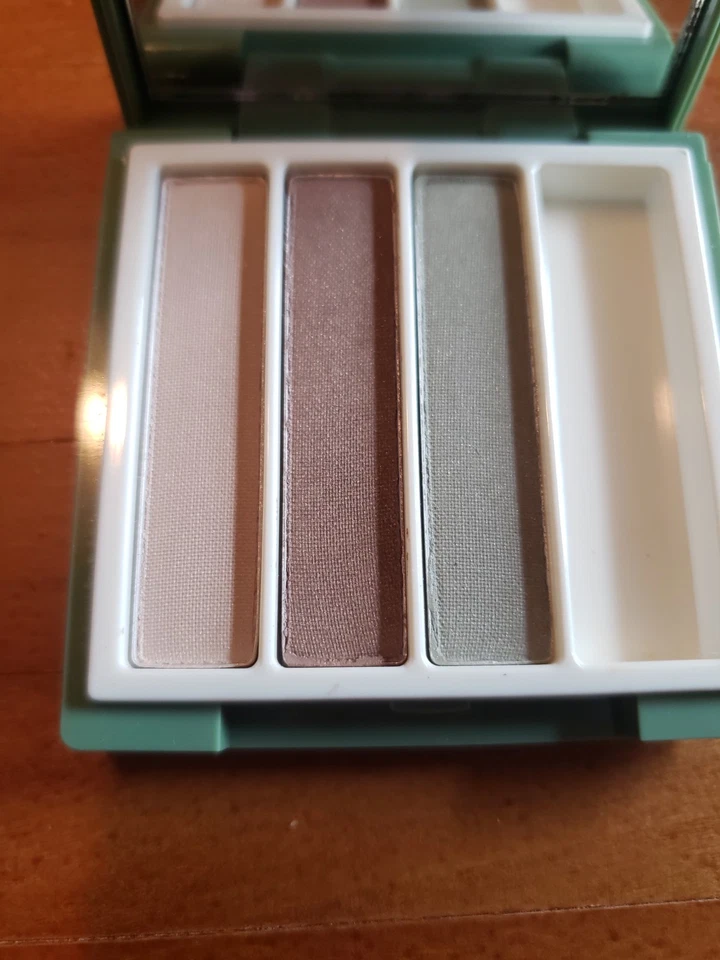 CLINIQUE Sombra de Olhos Trio MARFIM BISQUE BRONZE CETIM CAPIM-LIMÃO Novo Favorito - Imagem 2 de 4