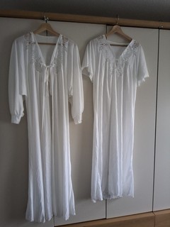 Set aus Nachthemd/Negligé und Morgenmantel in Weiß glänzend Gr.XL XXL Polyester