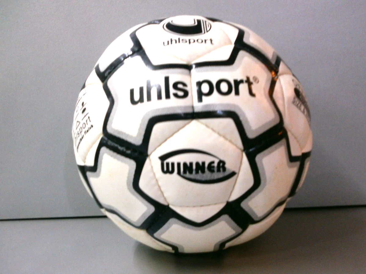 Salvadanaio a forma di pallone da calcio, in ceramica biscuit