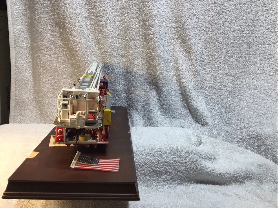 FIRE ENGINE LTD. EDITION 1148/ 3500 FRANKLIN MINT STARS & STRIPES SNORKEL - Image 3 of 4