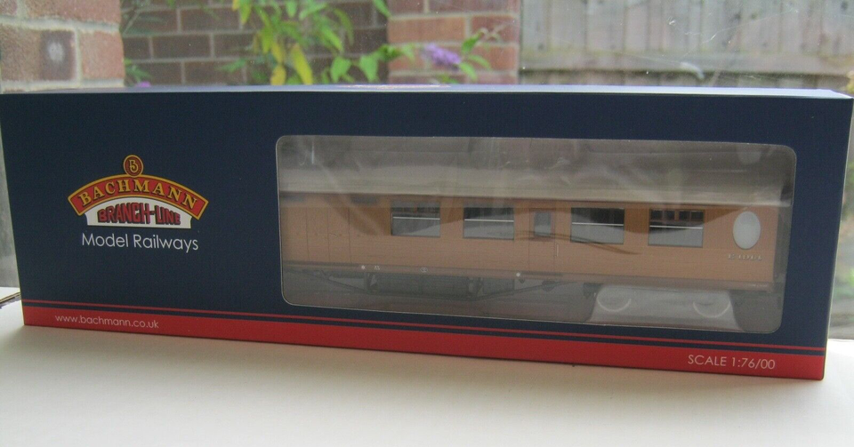 Bachmann Ref No. 34460 Thompson Third Class Brake Coach LNER Teak