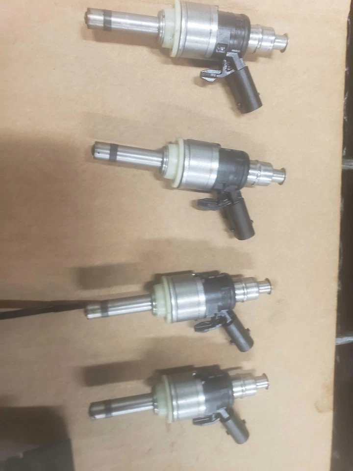 21 22 23 AUDI Q3 2,0 L Juego de 4 inyectores de combustible y rieles; VIN E (5º dígito, línea S) Foto 2 de 4