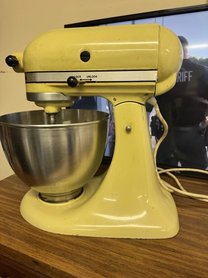Batidora de pie KitchenAid modelo K45 vintage amarilla con cuenco y accesorios Foto 4 de 4