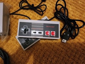 Nintendo NES Classic Mini Console with 850+ Games & Extra Controller