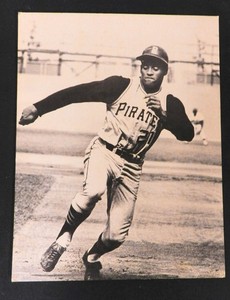 Roberto Clemente Vintage 11 x 16 Scarce Baseball Photo Panel