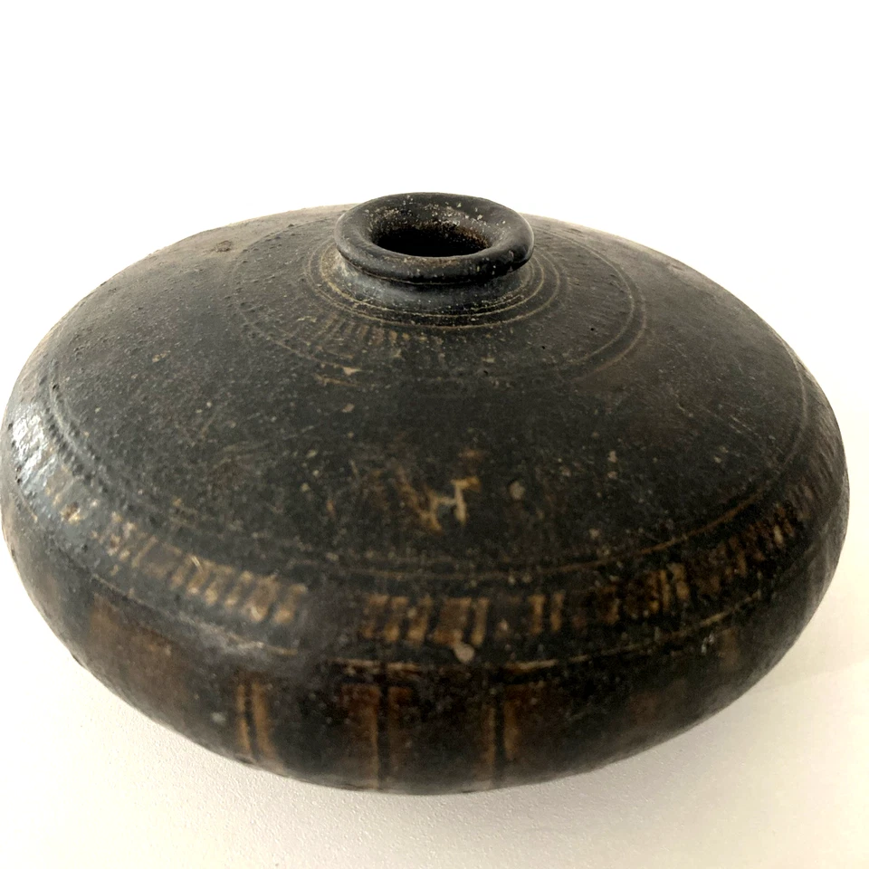 Antigua olla esmaltada incisa marrón de la dinastía Khmer de 6" x 3 1/4" Foto 3 de 4