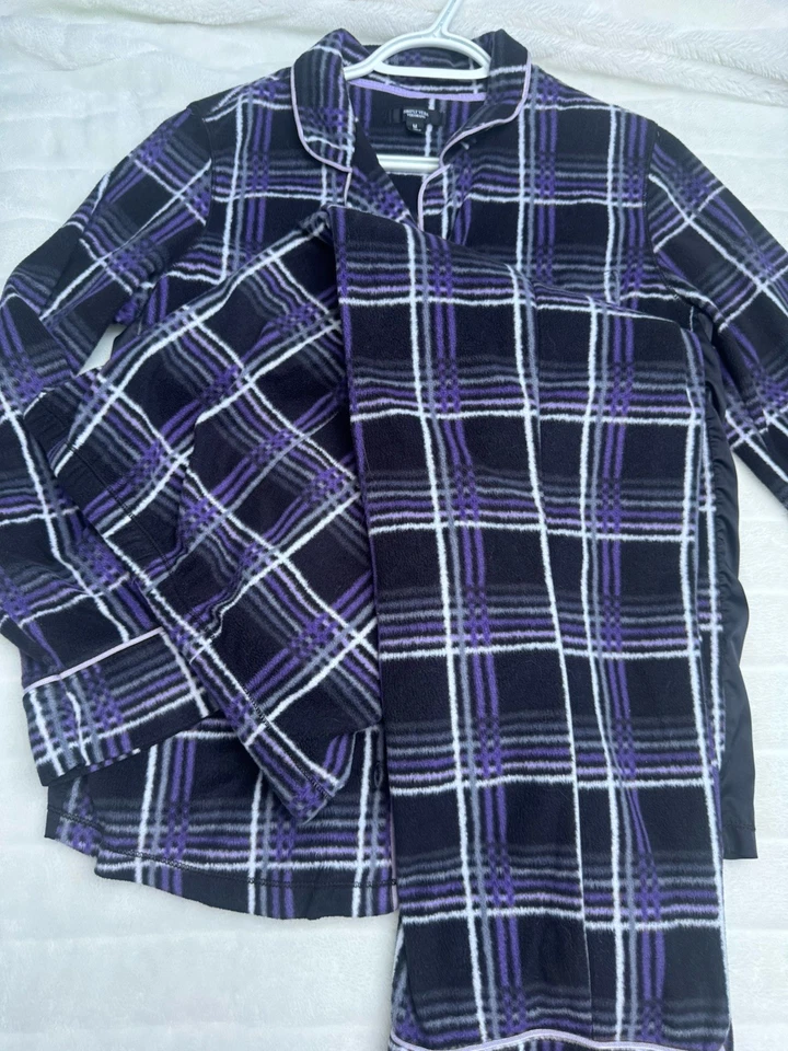 Simply Vera Wang Long Sleeve Black w White Stripe Soft Pajamas 2 Piece Set, Sz M - Image 2 of 4