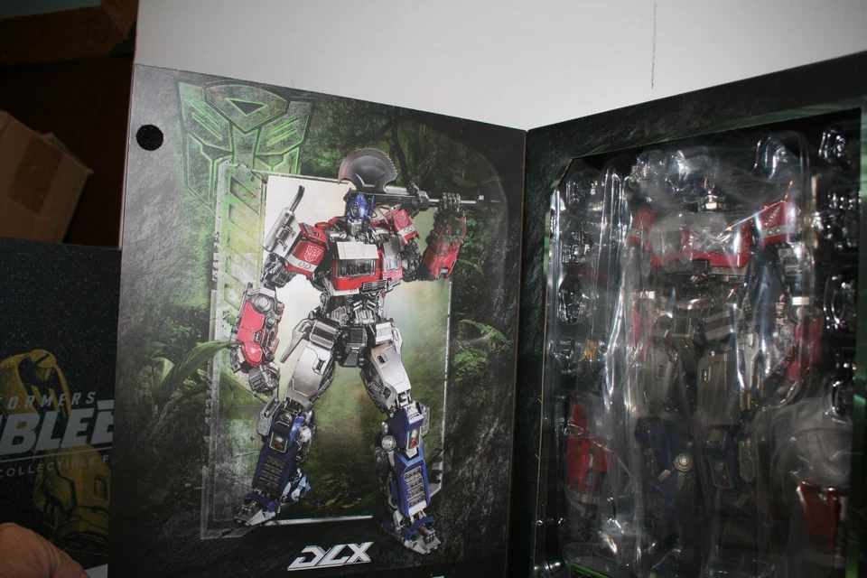 ThreeZero Transformers: Rise of the Beasts DLX Optimus Prime Collectible Series - Image 2 of 4