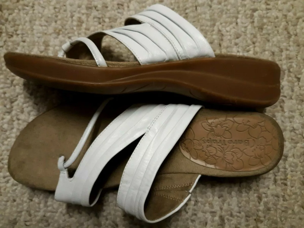 Cute BARE TRAPS White LEATHER Tan Sole Women s Size 9.5 M Thong