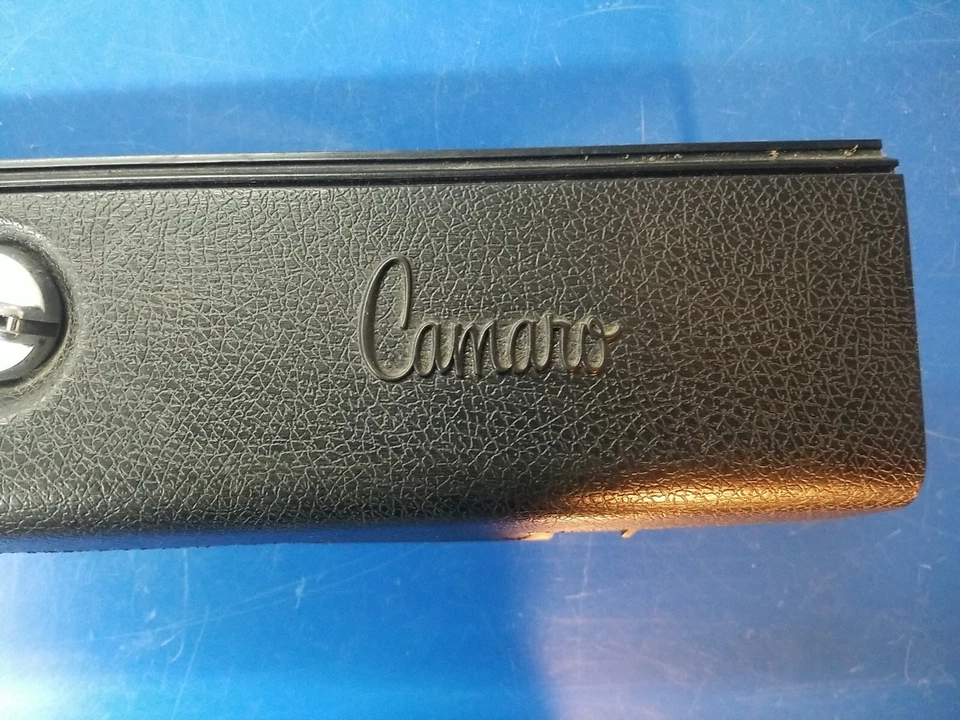 Chevrolet Camaro 1970-1977 puerta guantera negra usada Foto 2 de 4