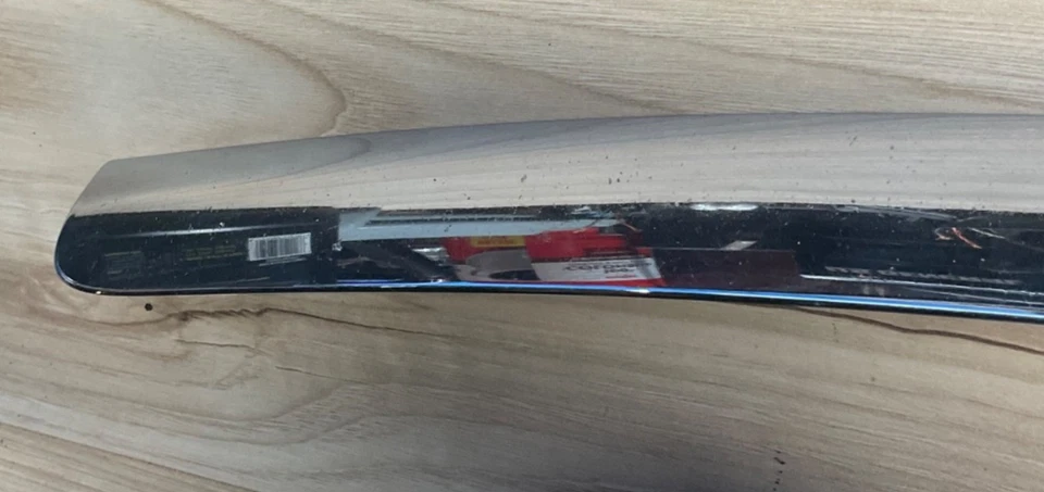 2006 saturn vue chrome hood trim above grille. Nice. - Image 2 of 4