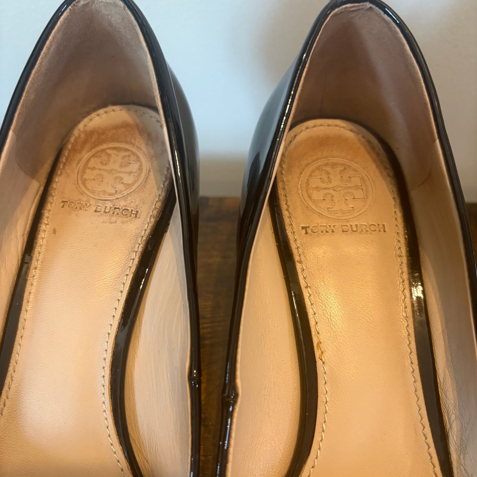 Tory Burch Black Patent Logo Wedge Pumps Size 7.5 Classic Heels thumbnail 3