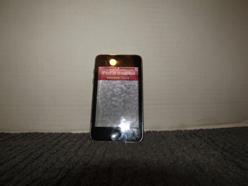 Apple iPod Touch 8GB  2nd Generation MP3 Player Disable iPod for parts only