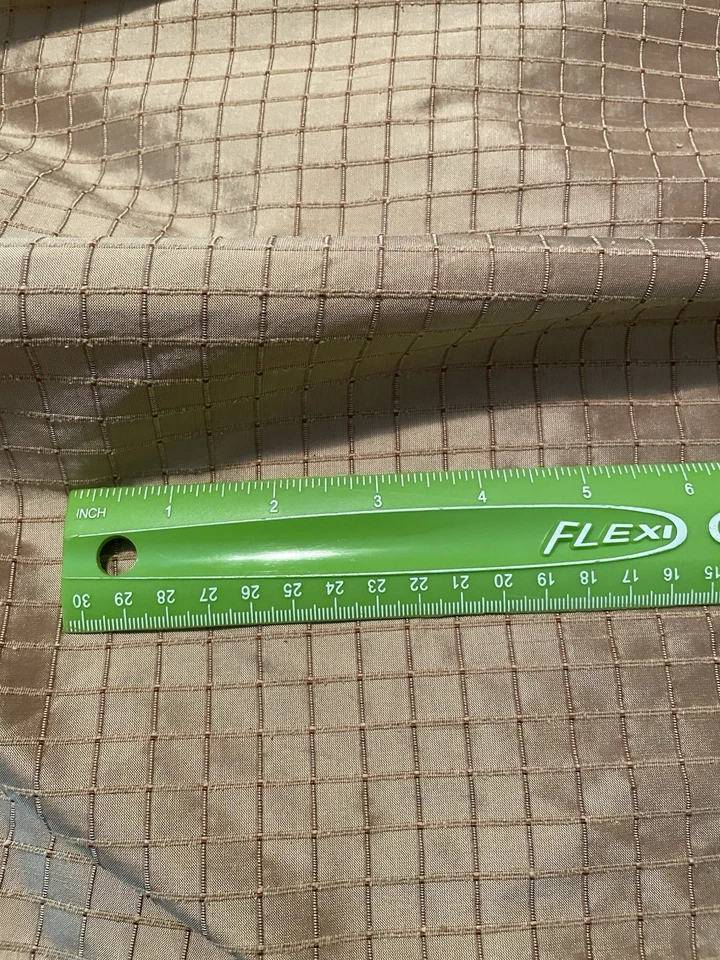 NUEVA Tela de Tafetán Duquesa Jenna 100% Seda Oro Rosa Bordada Squre 18YD Disponible Foto 3 de 4