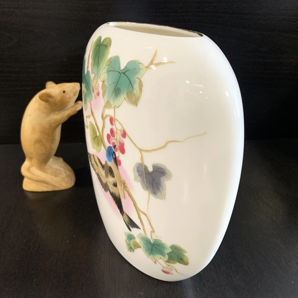 Japanese Ming Tao - White Porcelain PILLOW (Oval) VASE 18cmH - Bird with Berries - Bild 3 von 4