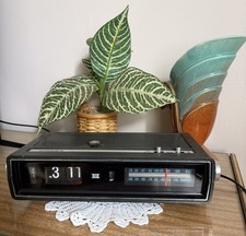 Hanimex HDR 1402 Solid State Flip Clock AM/FM Radio 1970’s Vintage Taiwan