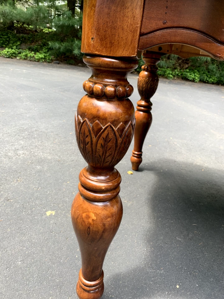 Mesa de comedor de nogal - patas talladas en trigo, con incrustaciones, 6 sillas, almohadillas de mesa personalizadas Foto 3 de 4