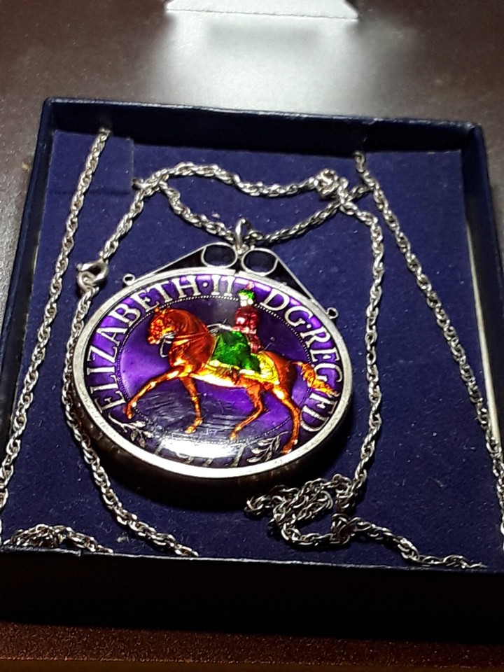 1977 QUEENS SILVER JUBILEE CROWN + STERLING SILVER CHAIN AND SILVER