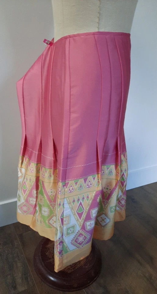 Falda plisada estilo Axcess Liz Claiborne para mujer talla 12 calce y rosa amarillo Foto 2 de 4