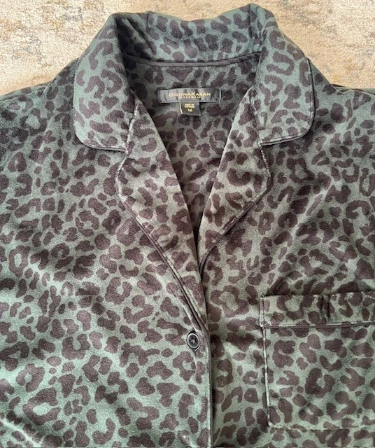 Donna Karan Women Soft 2pc. pajama set green Leopard Size M NEW - Image 4 of 4